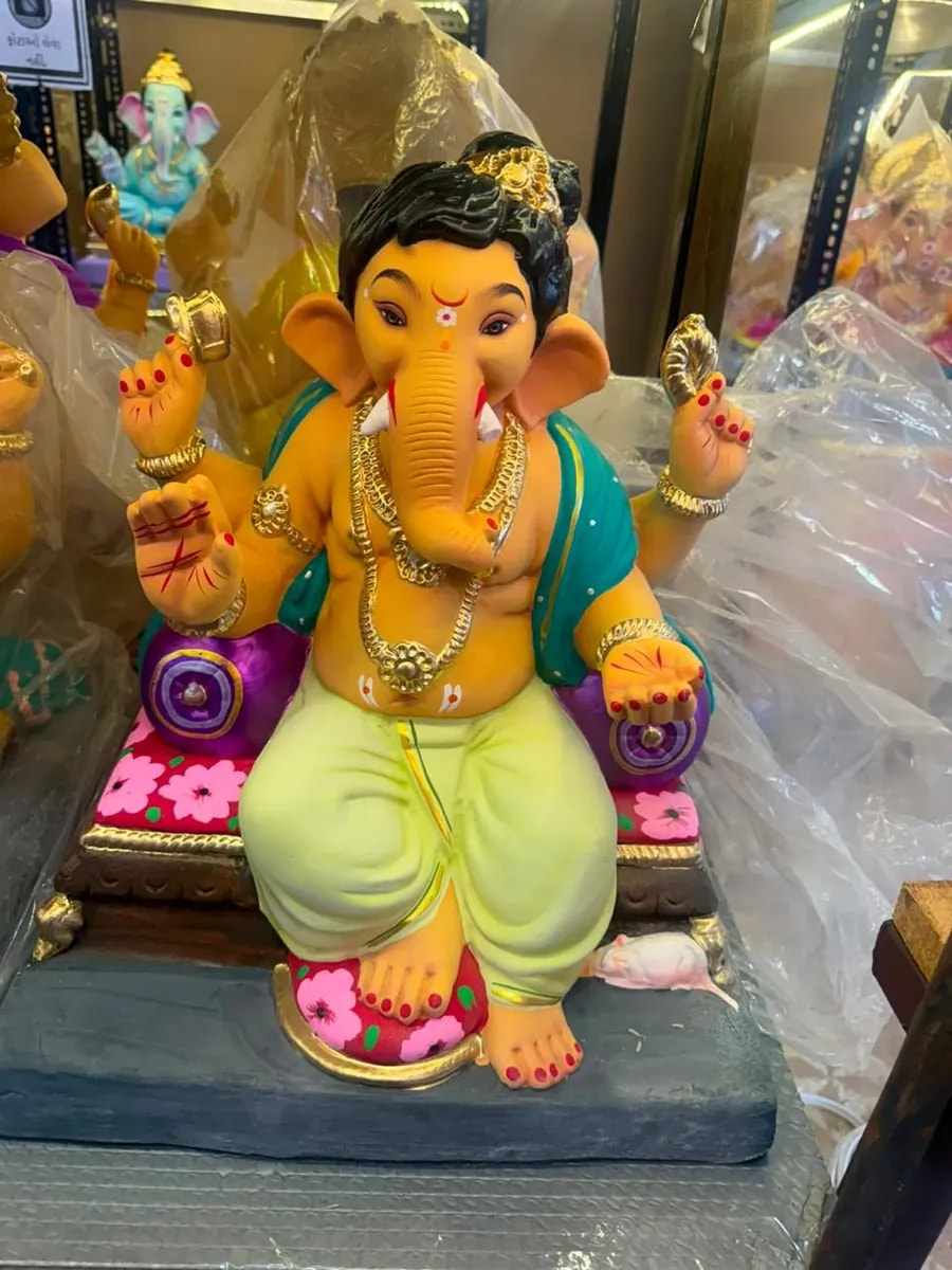 Surat Cha Gaurinandan Ganesh Idol Angle View